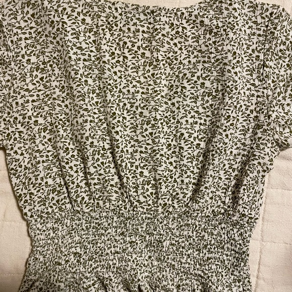 Green and Beige Floral V-Neck Puff Sleeve Top Paper Crane Size XS EUC - Picture 7 of 10
